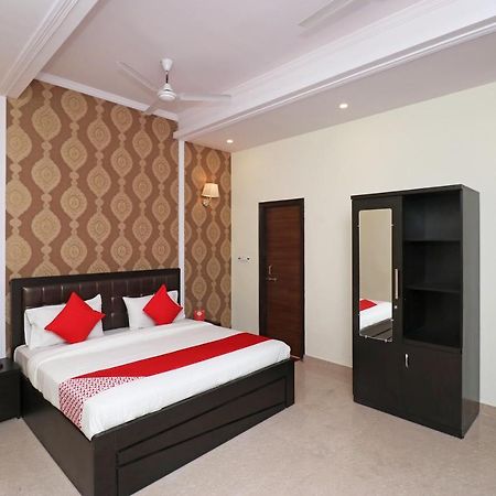 Capital O Hotel Royal Inn Near Gomti Riverfront Park Лакнау Екстериор снимка
