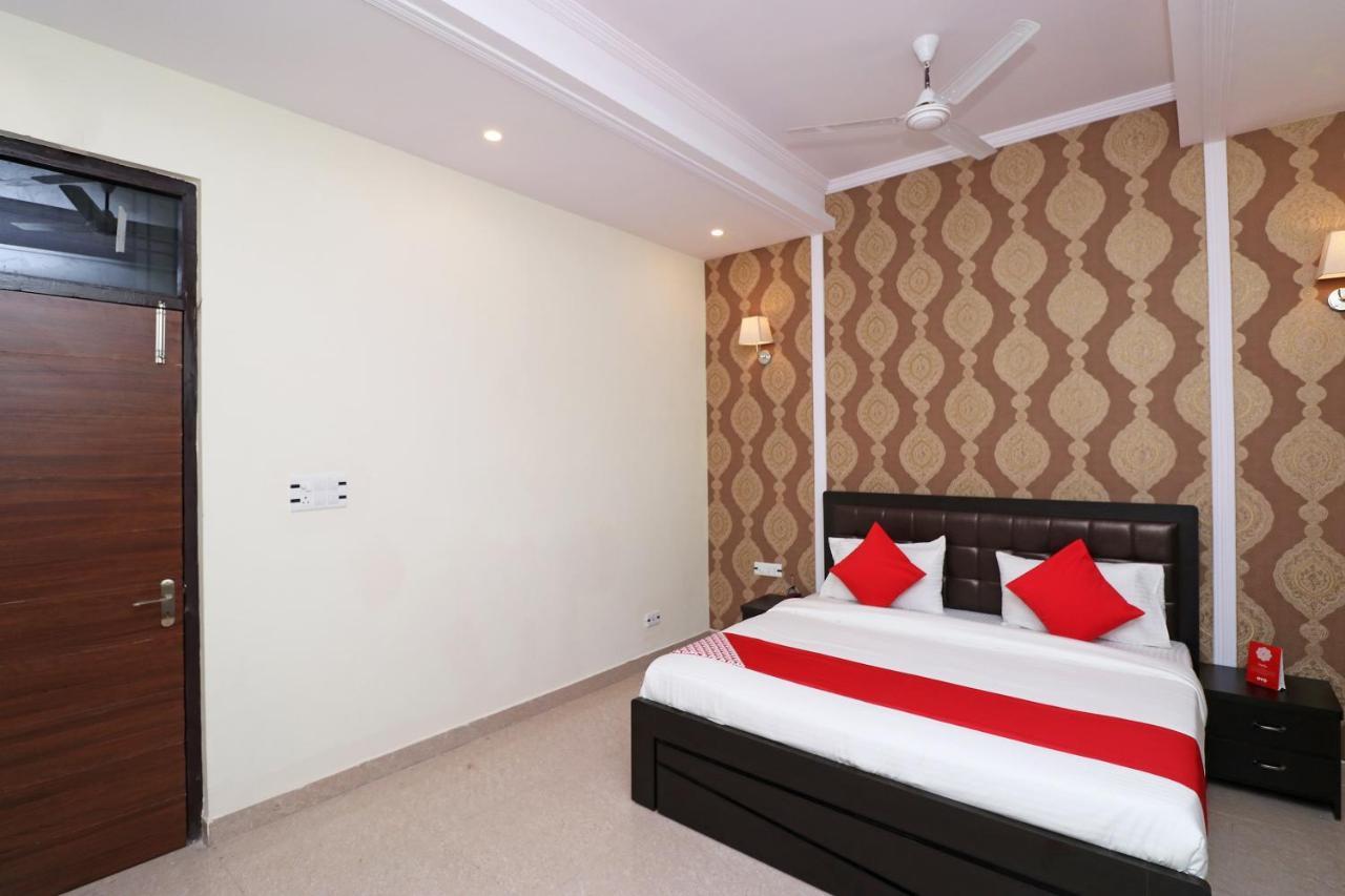 Capital O Hotel Royal Inn Near Gomti Riverfront Park Лакнау Екстериор снимка
