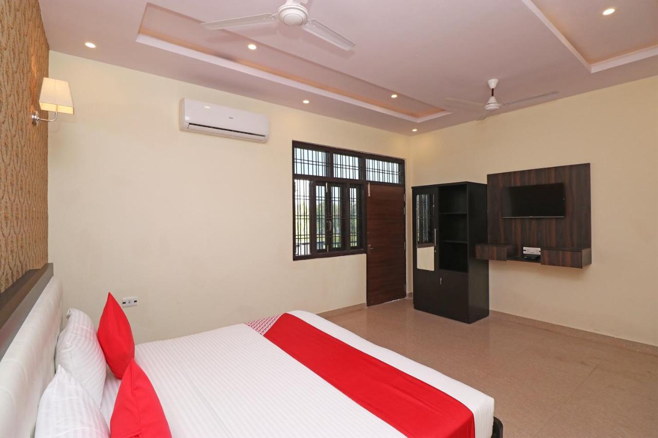 Capital O Hotel Royal Inn Near Gomti Riverfront Park Лакнау Екстериор снимка