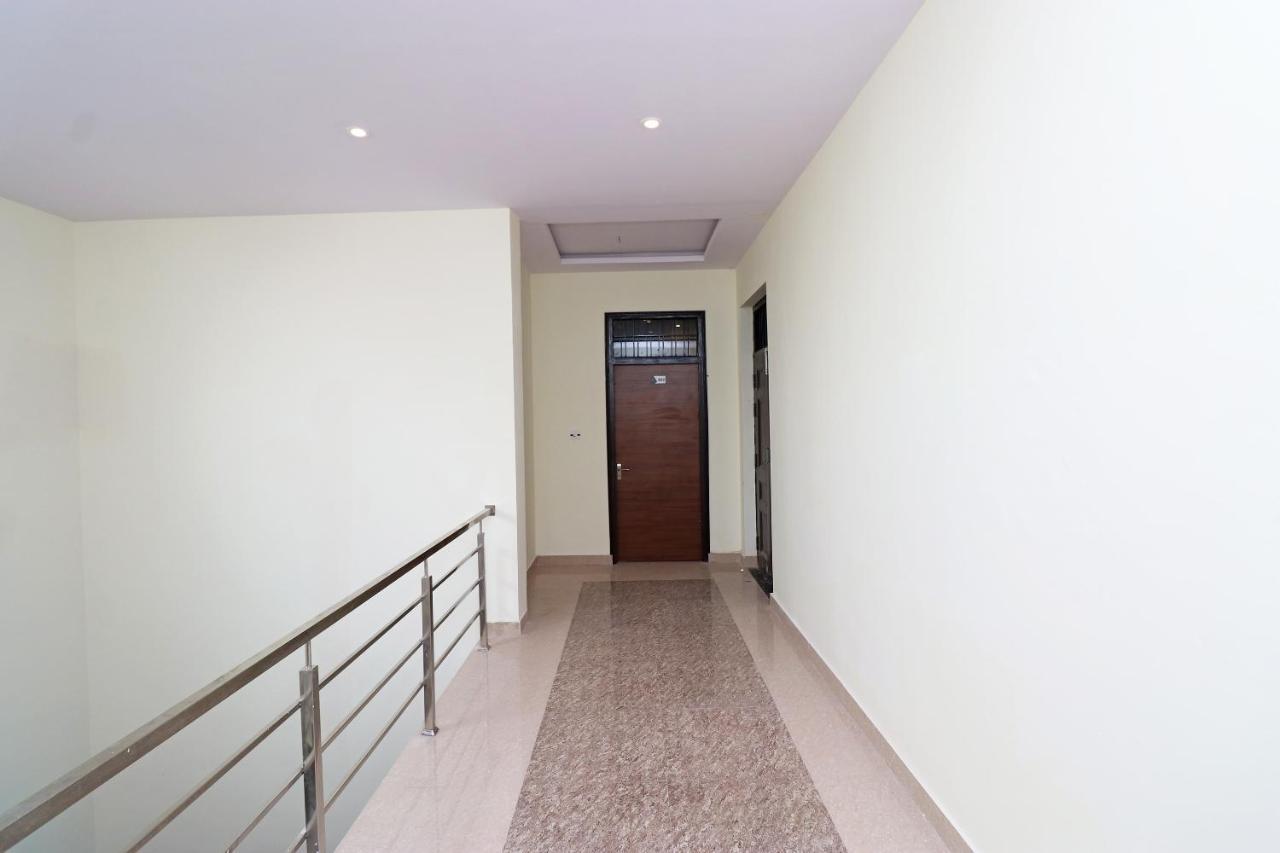 Capital O Hotel Royal Inn Near Gomti Riverfront Park Лакнау Екстериор снимка