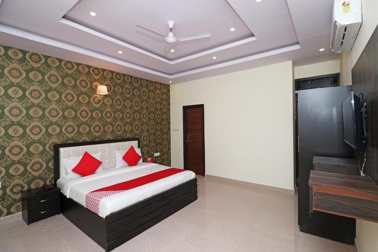 Capital O Hotel Royal Inn Near Gomti Riverfront Park Лакнау Екстериор снимка