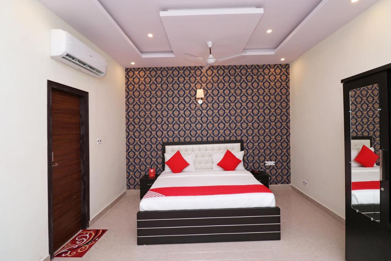 Capital O Hotel Royal Inn Near Gomti Riverfront Park Лакнау Екстериор снимка