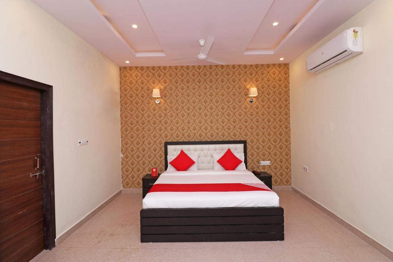 Capital O Hotel Royal Inn Near Gomti Riverfront Park Лакнау Екстериор снимка