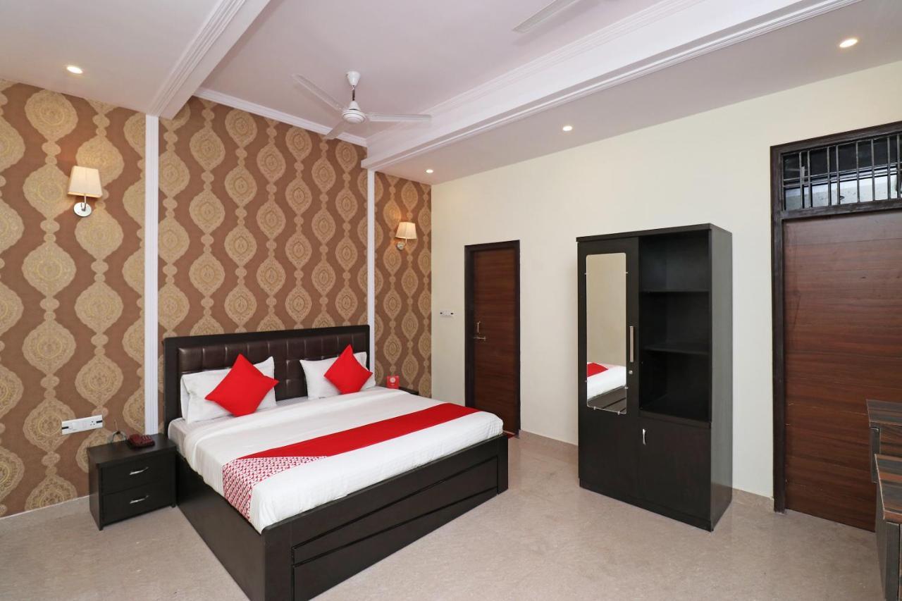Capital O Hotel Royal Inn Near Gomti Riverfront Park Лакнау Екстериор снимка