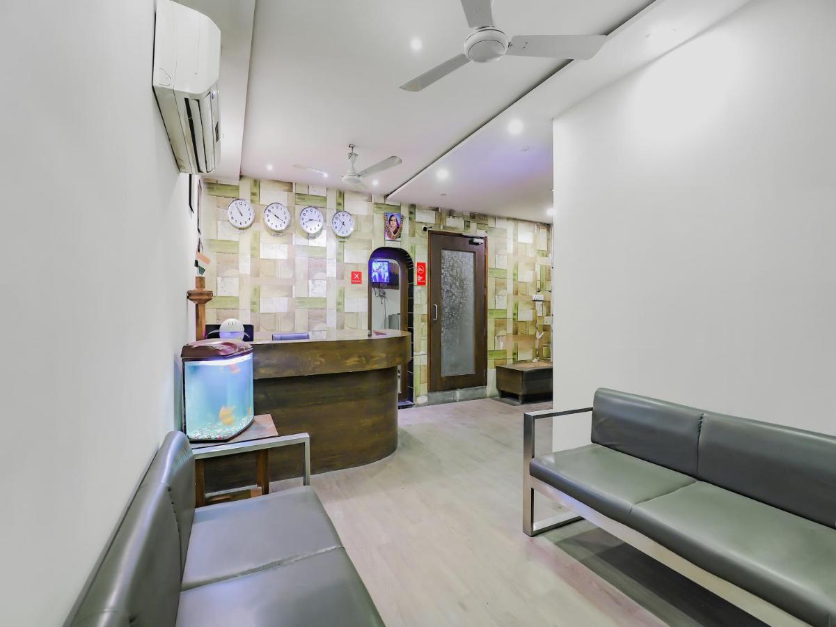 Capital O Hotel Royal Inn Near Gomti Riverfront Park Лакнау Екстериор снимка