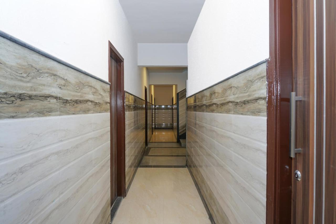 Capital O Hotel Royal Inn Near Gomti Riverfront Park Лакнау Екстериор снимка